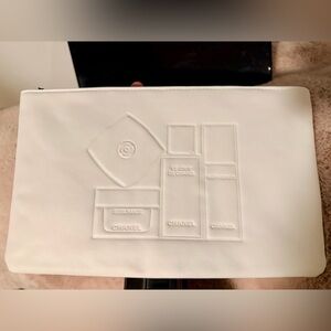 Chanel Beaute LARGE White Faux Leather Pouch. Soooo soft Puffy Design NIB GWP